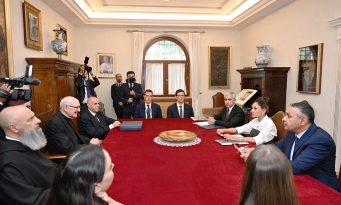 Mehriban Əliyeva Vatikanda Müqəddəs Pavel Bazilikasının baş keşişi ilə görüşdü (FOTO)