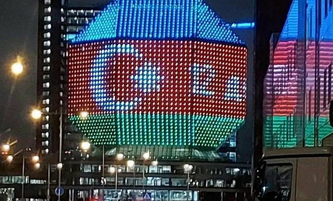 Belarusun Milli Kitabxanası Azərbaycan bayrağının rənglərinə boyandı