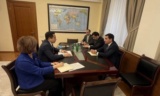 Hikmət Hacıyev Qazaxıstanın Azərbaycandakı səfiri ilə görüşdü